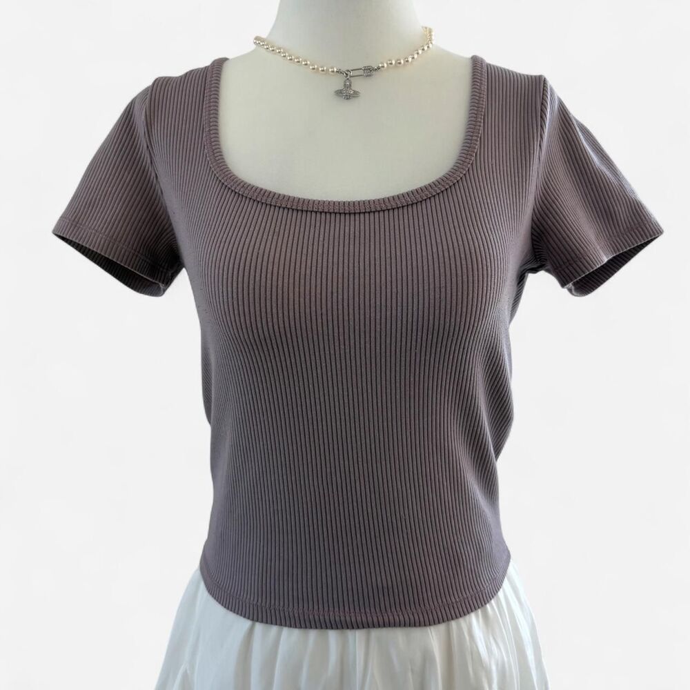 Hollister Co. short-sleeve, square-neck crop top with a slim fit